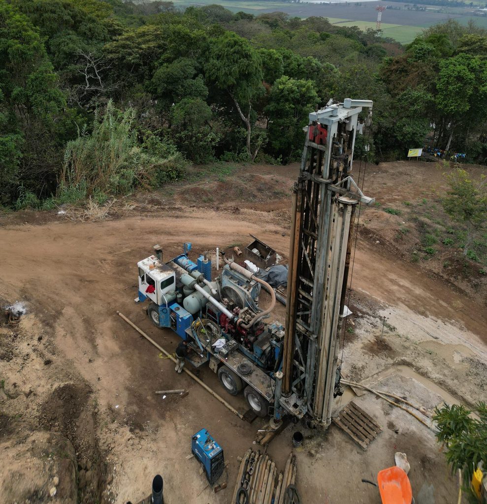 Vista aérea de la perforadora de Hidroperforaciones en un claro de montaña en Villa Canales