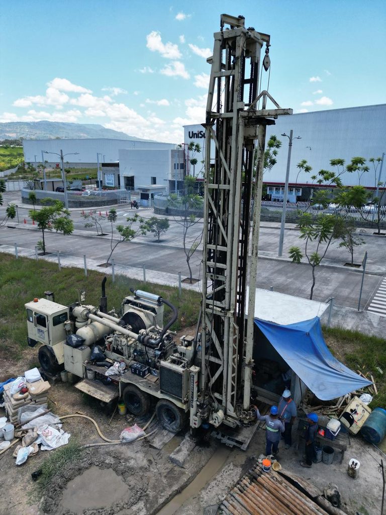 Equipo de Hidroperforaciones perforando un pozo dentro de las instalaciones de una planta industrial en Guatemala