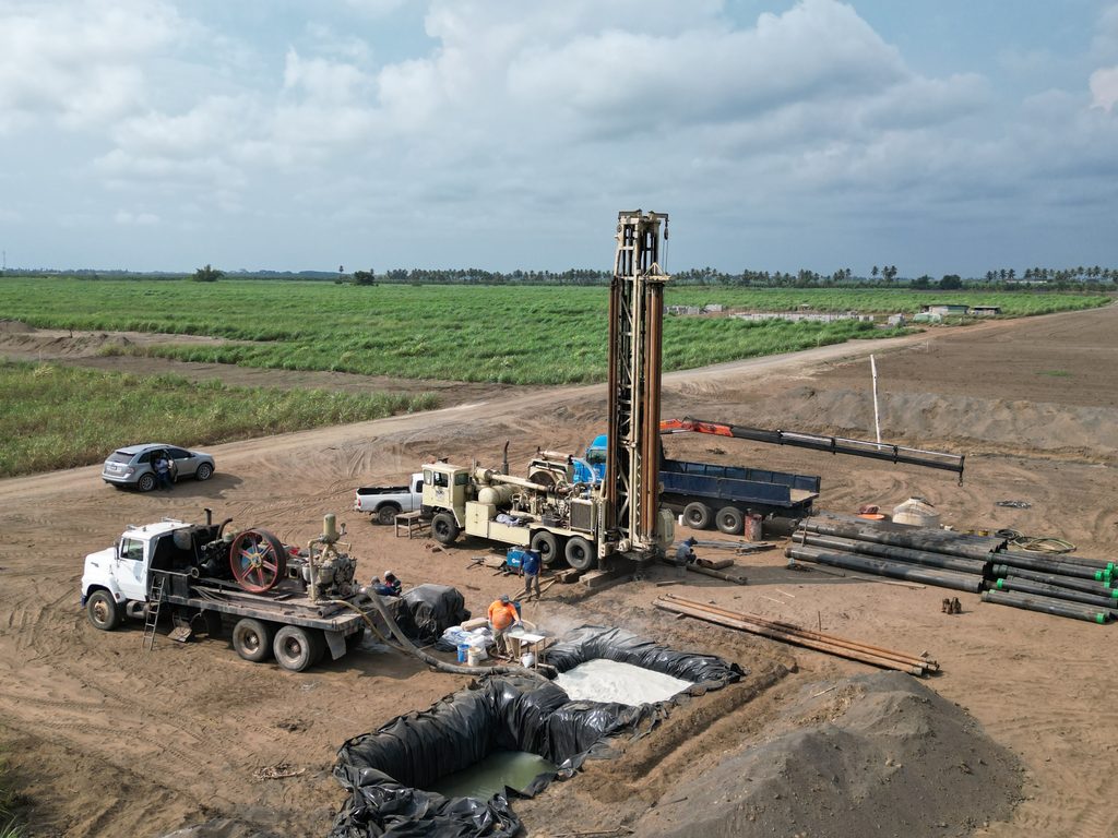 Vista aérea de la perforadora de Hidroperforaciones trabajando entre cañaverales en Tiquisate, Escuintla